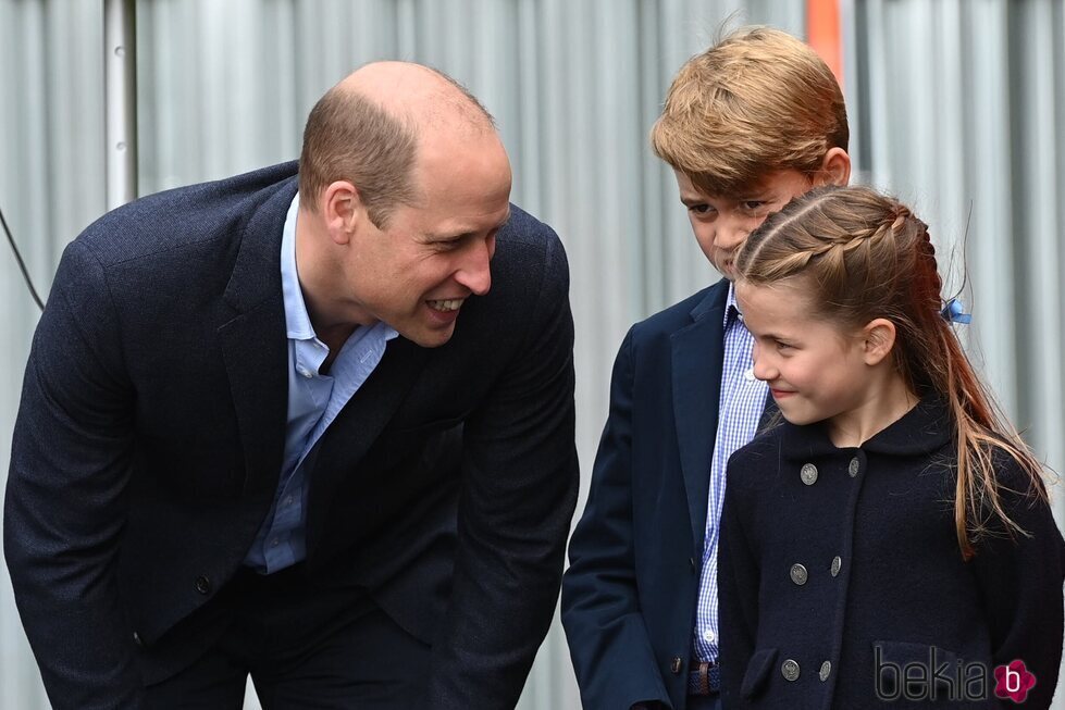 El Príncipe Guillermo con el Príncipe Jorge y la Princesa Carlota en su visita a Gales por el Jubileo de Platino