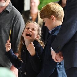 El Príncipe Jorge y la Princesa Carlota divirtiéndose en su visita a Gales por el Jubileo de Platino