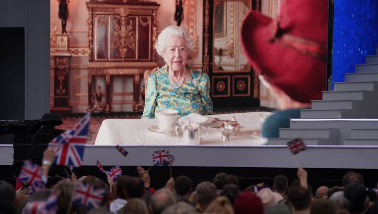 La Reina Isabel tomando el té con Paddington en un sketch para el concierto del Jubileo de Platino