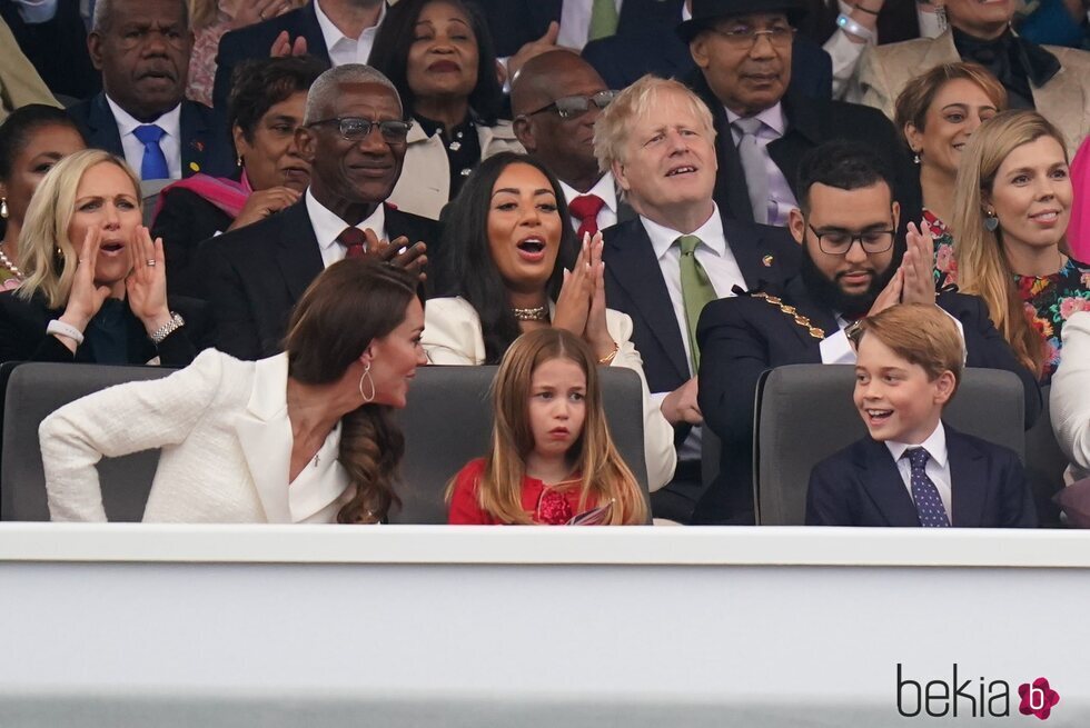 Kate Middleton, la Princesa Carlota y el Príncipe Jorge en el concierto del Jubileo de Platino