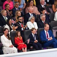 El Príncipe Carlos y Camilla Parker, el Príncipe Guillermo y Kate Middleton y sus hijos en el concierto del Jubileo de Platino