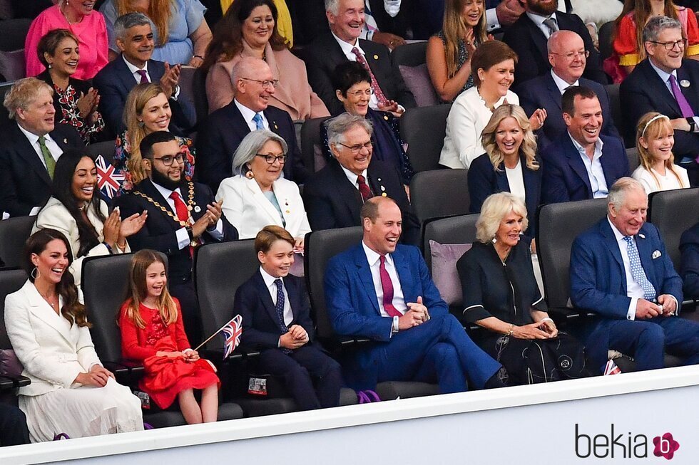 El Príncipe Carlos y Camilla Parker, el Príncipe Guillermo y Kate Middleton y sus hijos en el concierto del Jubileo de Platino