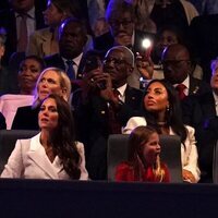Kate Middleton y el Príncipe Jorge y la Princesa Carlota con gesto cansado en el concierto del Jubileo de Platino