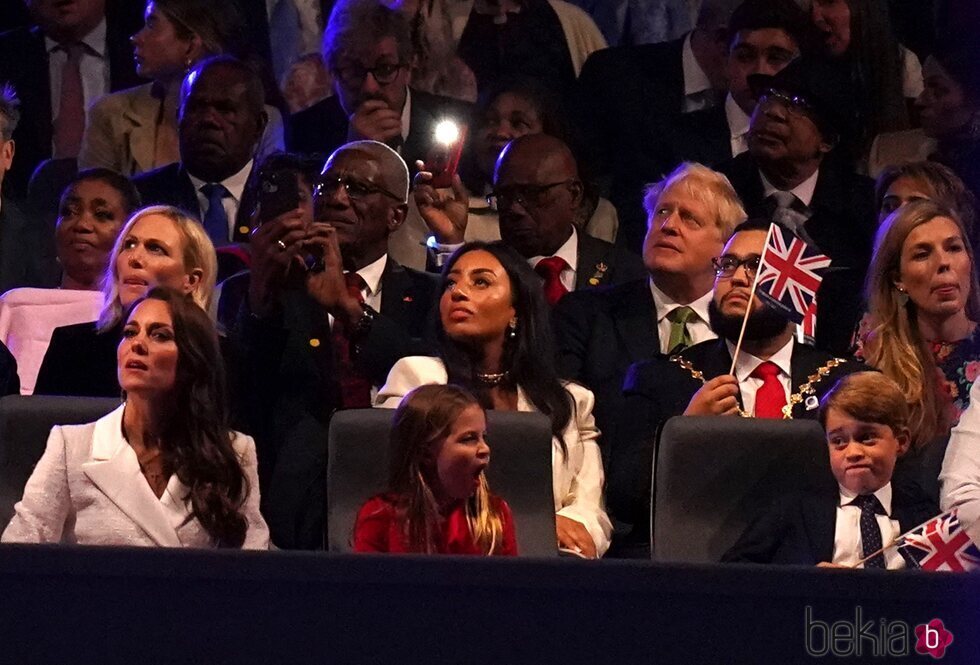 Kate Middleton y el Príncipe Jorge y la Princesa Carlota con gesto cansado en el concierto del Jubileo de Platino