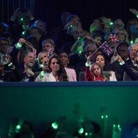 Zara Phillips y Mike Tindall, Kate Middleton y el Príncipe Jorge y la Princesa Carlota en el concierto del Jubileo de Platino