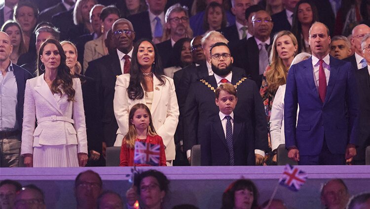 El Príncipe Guillermo y Kate Middleton, el Príncipe Jorge y la Princesa Carlota cantando el himno de Reino Unido en el concierto del Jubileo de Platino