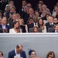 El Príncipe Guillermo y Kate Middleton con sus hijos en el concierto del Jubileo de Platino