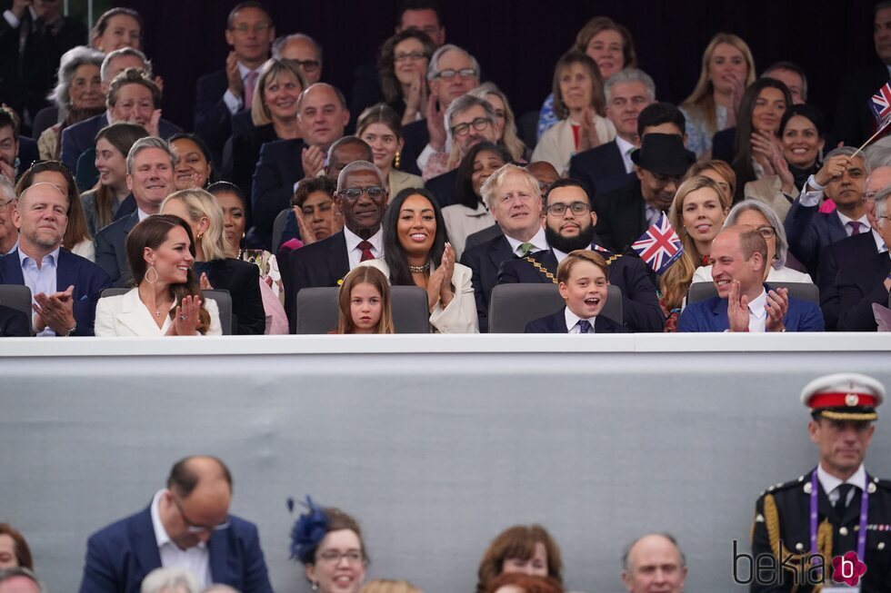 El Príncipe Guillermo y Kate Middleton con sus hijos en el concierto del Jubileo de Platino