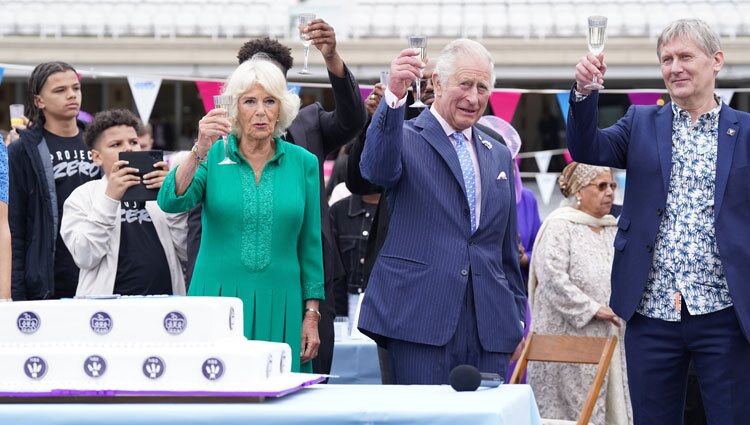 El Príncipe Carlos y Camilla Parker brindando en the Big Jubilee Lunch por el Jubileo de Platino