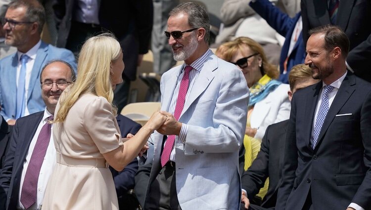 El Rey Felipe y Mette-Marit de Noruega se saludan ante Haakon de Noruega en la final de Roland Garros 2022
