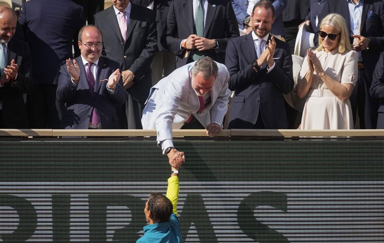 El Rey Felipe felicita a Rafa Nadal por su Roland Garros 2022 ante Haakon y Mette-Marit de Noruega