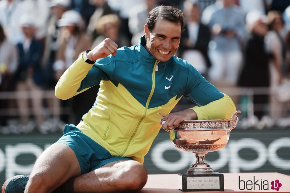 Rafa Nadal con su trofeo de Roland Garros 2022