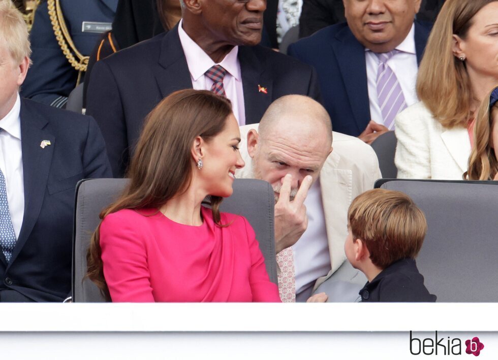 Mike Tindall bromea con el Príncipe Luis en presencia de Kate Middleton en el Desfile del Jubileo de Platino