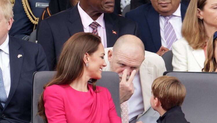Mike Tindall bromea con el Príncipe Luis en presencia de Kate Middleton en el Desfile del Jubileo de Platino