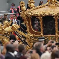 La Gold State Coach con un holograma de la Reina Isabel en el Desfile del Jubileo de Platino