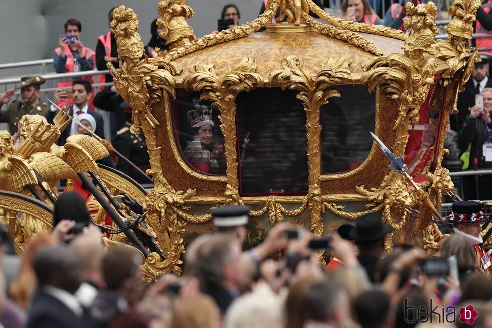 La Gold State Coach con un holograma de la Reina Isabel en el Desfile del Jubileo de Platino