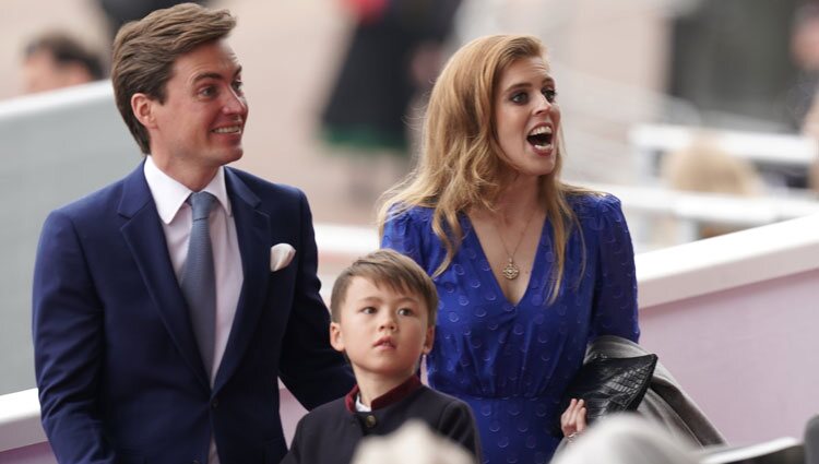 Beatriz de York y Edoardo Mapelli Mozzi y su hijo Wolfie en el Desfile del Jubileo de Platino