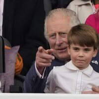 El Príncipe Carlos y el Príncipe Luis en el Desfile del Jubileo de Platino
