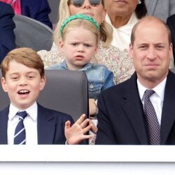 El Príncipe Guillermo y el Príncipe Jorge, Zara Phillips y su hija Lena Tindall en el Desfile del Jubileo de Platino