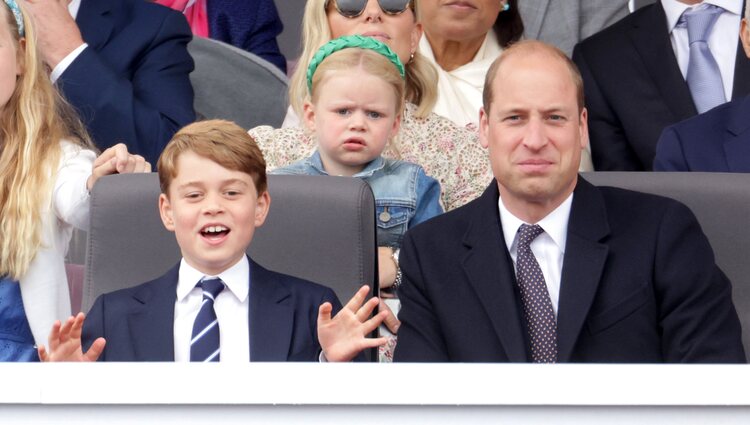 El Príncipe Guillermo y el Príncipe Jorge, Zara Phillips y su hija Lena Tindall en el Desfile del Jubileo de Platino