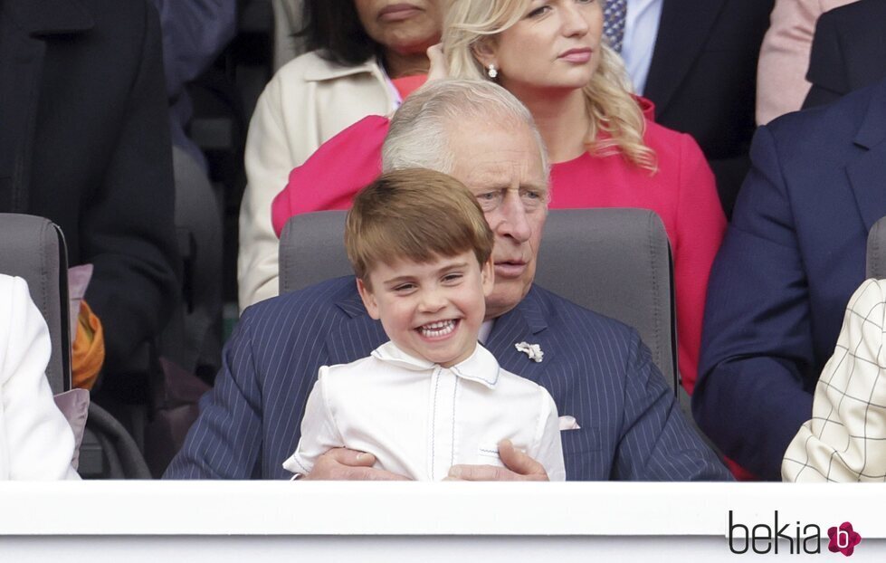 El Príncipe Carlos y su nieto el Príncipe Luis en el Desfile del Jubileo de Platino