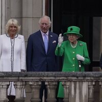 La Reina Isabel, el Príncipe Carlos y Camilla, el Príncipe Guillermo, el Príncipe Jorge y la Princesa Carlota en el final del Jubileo de Platino