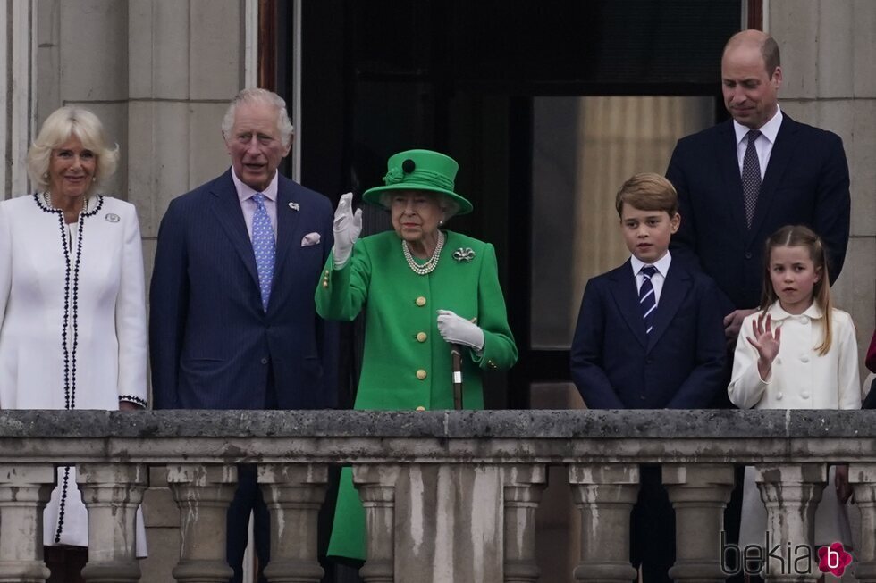 La Reina Isabel, el Príncipe Carlos y Camilla, el Príncipe Guillermo, el Príncipe Jorge y la Princesa Carlota en el final del Jubileo de Platino