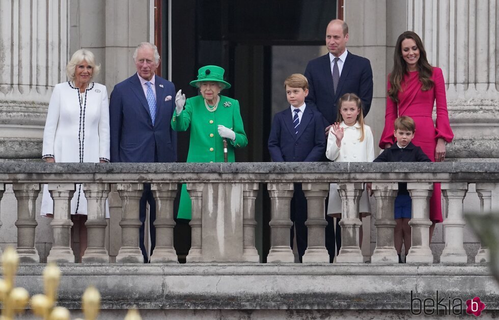 La Reina Isabel saludando junto a Carlos y Camilla, los Duques de Cambridge y sus hijos al final del Jubileo de Platino
