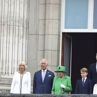 La Familia Real Británica canta el himno de Reino Unido al final del Jubileo de Platino