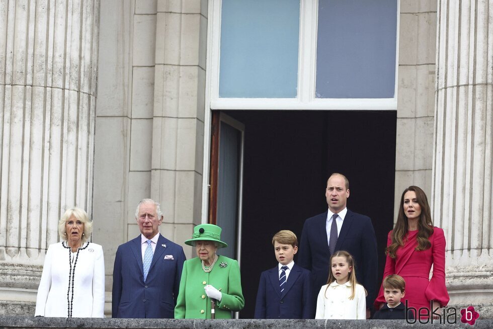 La Familia Real Británica canta el himno de Reino Unido al final del Jubileo de Platino