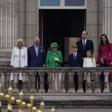 La Reina Isabel, Carlos y Camilla, el Príncipe Guillermo y Kate Middleton y sus hijos Jorge, Carlota y Luis en el final del Jubileo de Platino