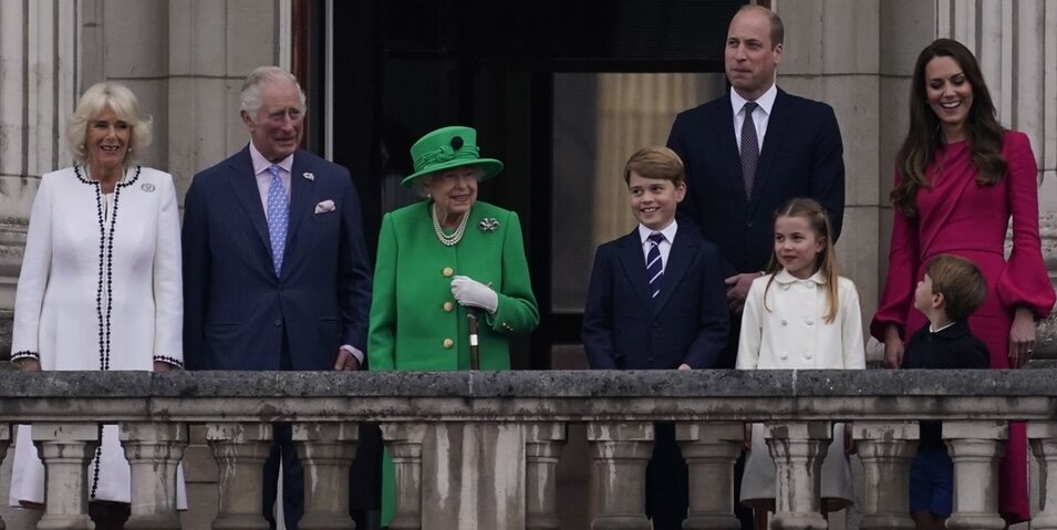 La Reina Isabel, Carlos y Camilla, el Príncipe Guillermo y Kate Middleton y sus hijos Jorge, Carlota y Luis en el final del Jubileo de Platino