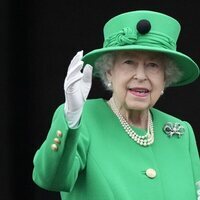 La Reina Isabel saludando desde Buckingham Palace en el final del Jubileo de Platino