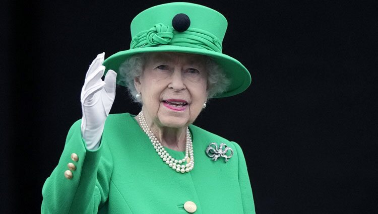 La Reina Isabel saludando desde Buckingham Palace en el final del Jubileo de Platino