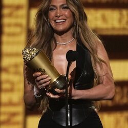 Jennifer Lopez recoge un premio de los MTV Movie and TV