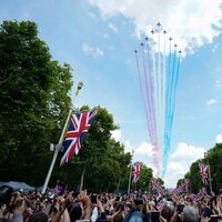 Bandera de Reino Unido pintada en el aire por los aviones de la RAF en Trooping the Colour 2022 por el Jubileo de Platino