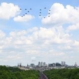 Los aviones de la RAF pintan en el cielo un 70 en honor a la Reina Isabel en Trooping the Colour 2022 por el Jubileo de Platino