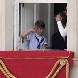 El Príncipe Luis haciendo el saludo militar en Trooping the Colour por el Jubileo de Platino