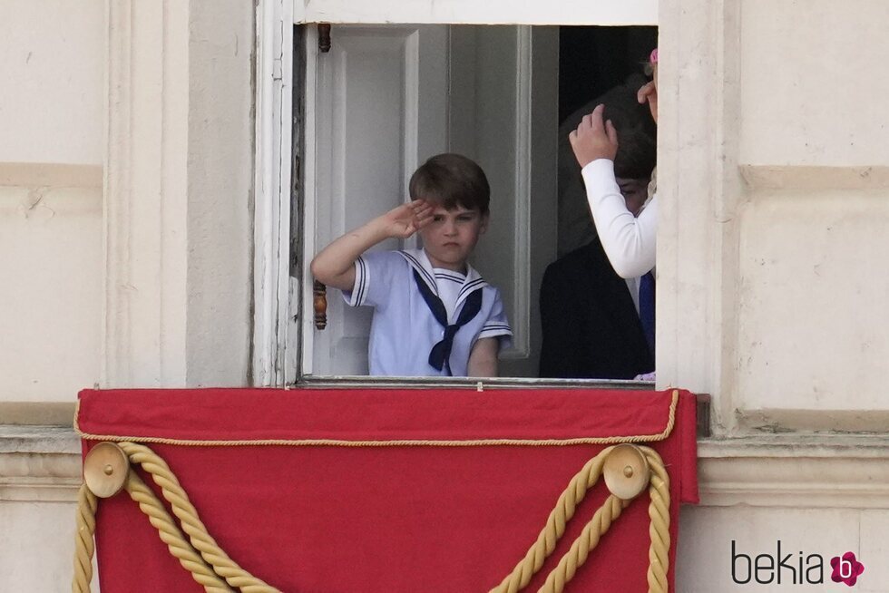 El Príncipe Luis haciendo el saludo militar en Trooping the Colour por el Jubileo de Platino
