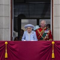 La Reina Isabel y el Príncipe Carlos en Trooping the Colour 2022 por el Jubileo de Platino