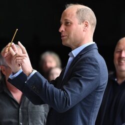 El Príncipe Guillermo dirigiendo una orquesta en su visita a Gales por el Jubileo de Platino