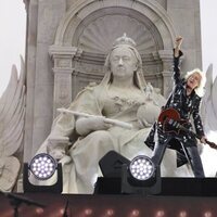 Brian May de Queen en el Concierto del Jubileo de Platino