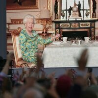 La Reina Isabel y Paddington tomando el té en un sketch para el concierto del Jubileo de Platino