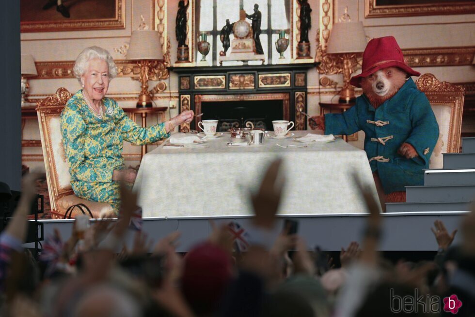 La Reina Isabel y Paddington tomando el té en un sketch para el concierto del Jubileo de Platino