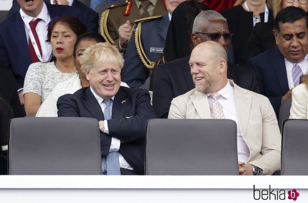 Boris Johnson y Mike Tindall en el Desfile del Jubileo de Platino