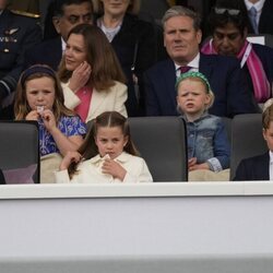 El Príncipe Luis, la Princesa Carlota, el Príncipe Jorge, Zara Philips y Mike Tindall y sus hijas Mia y Lena en el Desfile del Jubileo de Platino