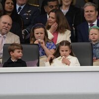 El Príncipe Luis, la Princesa Carlota, el Príncipe Jorge, Zara Philips y Mike Tindall y sus hijas Mia y Lena en el Desfile del Jubileo de Platino