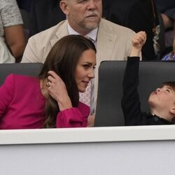 Kate Middleton y el Príncipe Luis muy inquieto en el Desfile del Jubileo de Platino