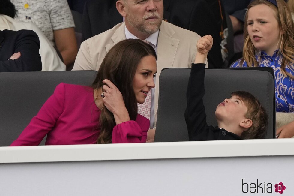 Kate Middleton y el Príncipe Luis muy inquieto en el Desfile del Jubileo de Platino