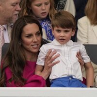 Kate Middleton, el Príncipe Luis y la Princesa Carlota en el Desfile del Jubileo de Platino